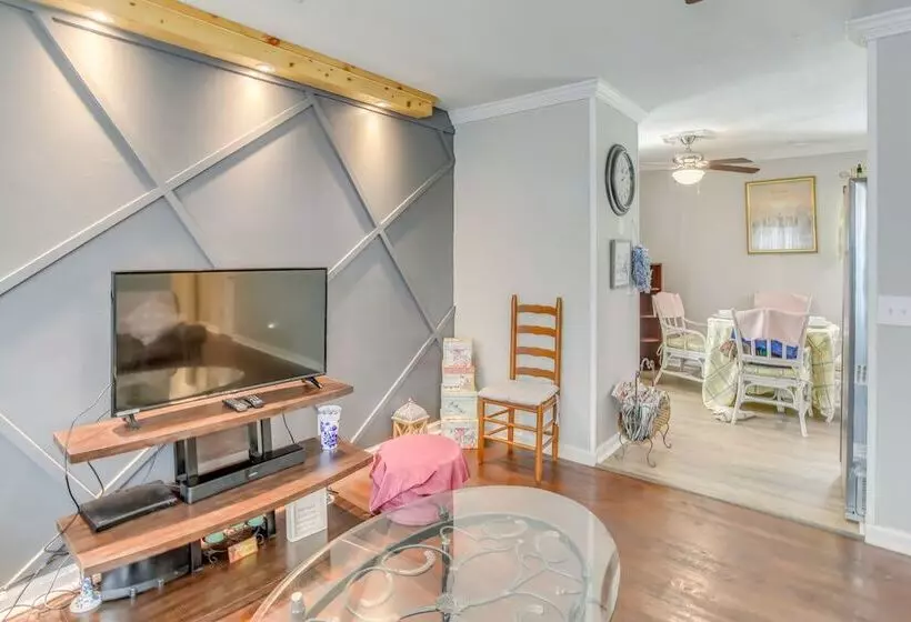 Cozy Marion Home: Fenced Yard, Near Downtown!