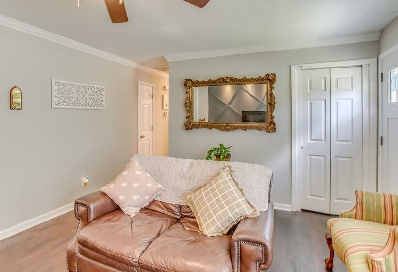 Cozy Marion Home: Fenced Yard, Near Downtown!