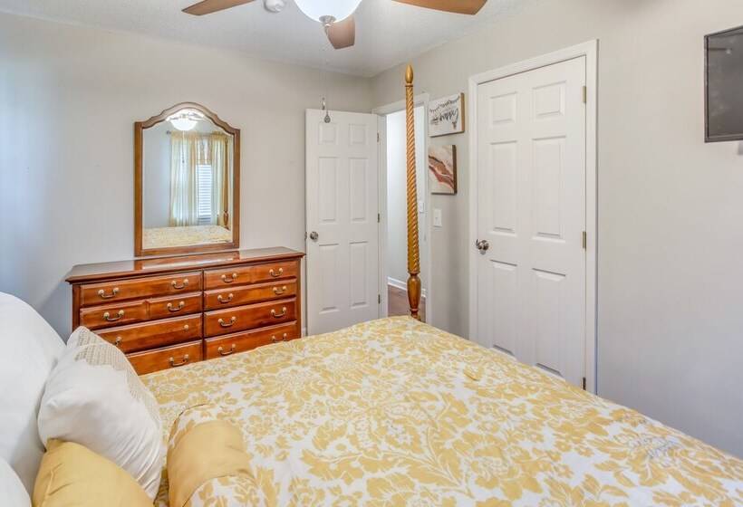 Cozy Marion Home: Fenced Yard, Near Downtown!