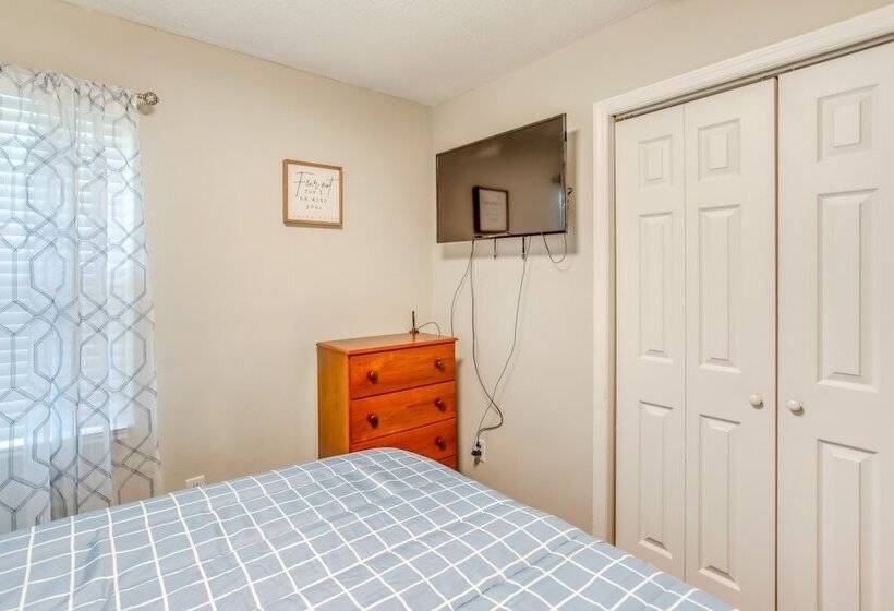 Cozy Marion Home: Fenced Yard, Near Downtown!