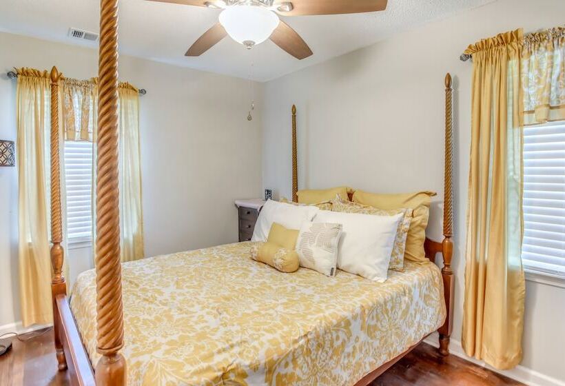 Cozy Marion Home: Fenced Yard, Near Downtown!