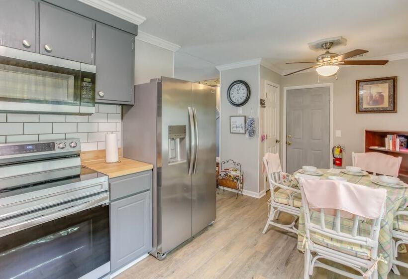 Cozy Marion Home: Fenced Yard, Near Downtown!