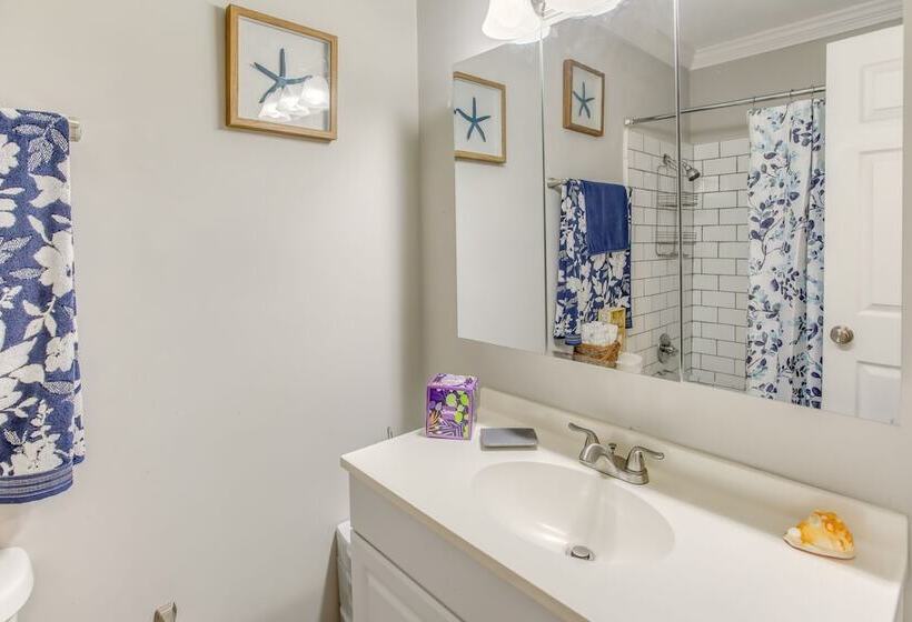 Cozy Marion Home: Fenced Yard, Near Downtown!