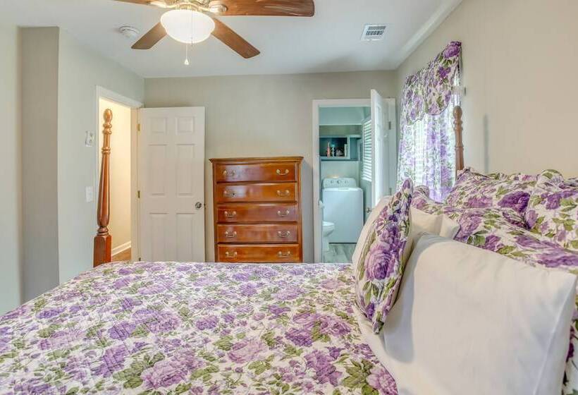 Cozy Marion Home: Fenced Yard, Near Downtown!