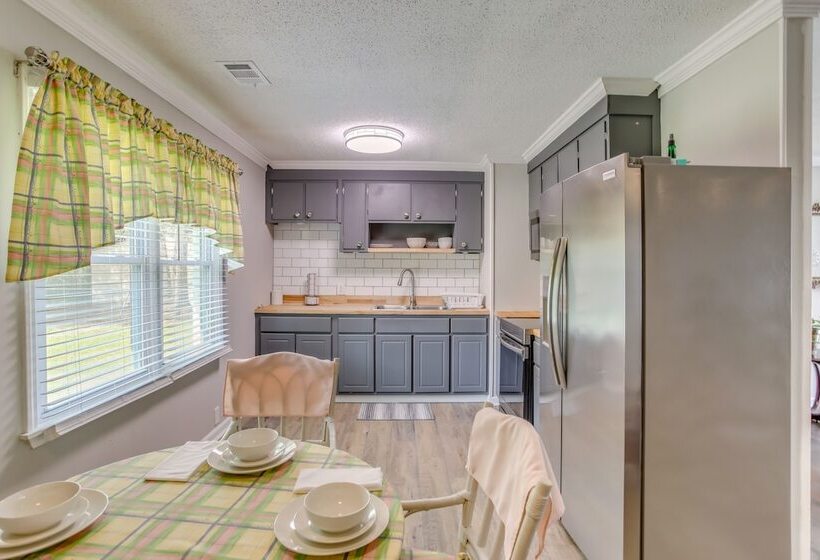 Cozy Marion Home: Fenced Yard, Near Downtown!