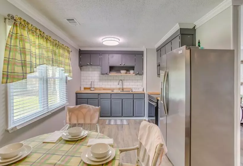 Cozy Marion Home: Fenced Yard, Near Downtown!