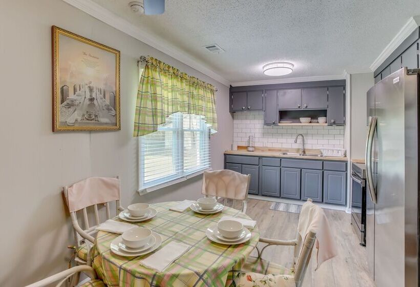 Cozy Marion Home: Fenced Yard, Near Downtown!