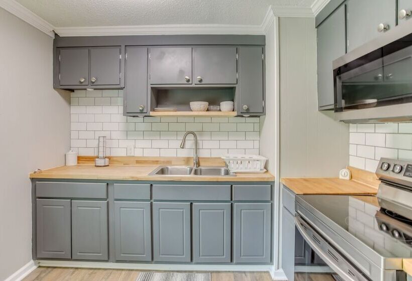 Cozy Marion Home: Fenced Yard, Near Downtown!