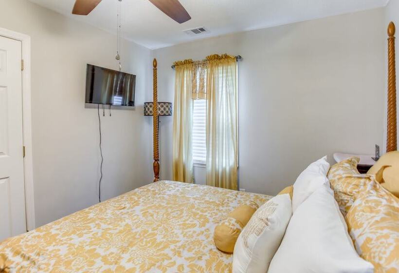 Cozy Marion Home: Fenced Yard, Near Downtown!