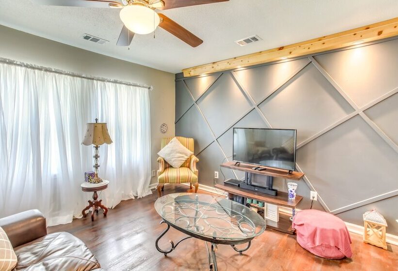 Cozy Marion Home: Fenced Yard, Near Downtown!