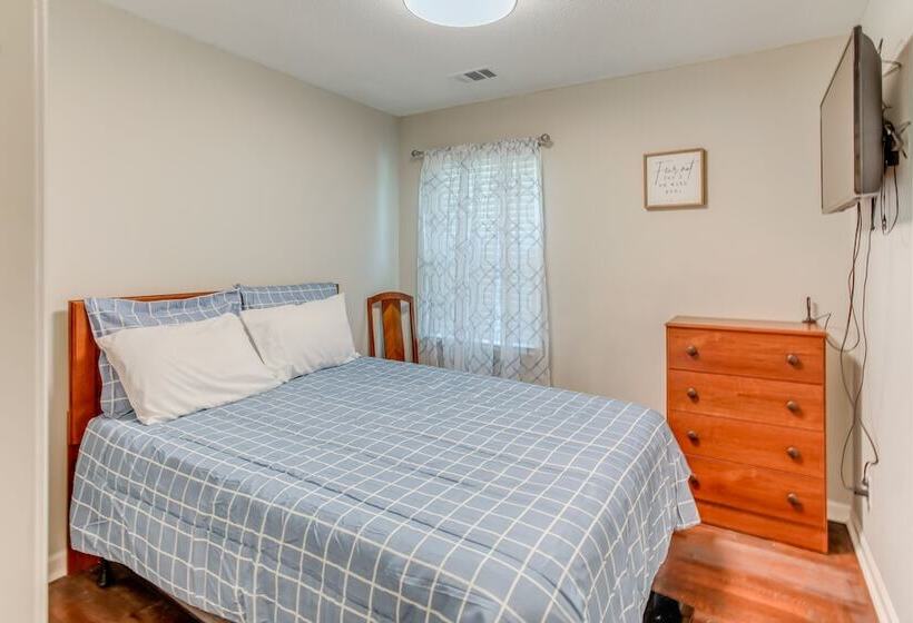 Cozy Marion Home: Fenced Yard, Near Downtown!