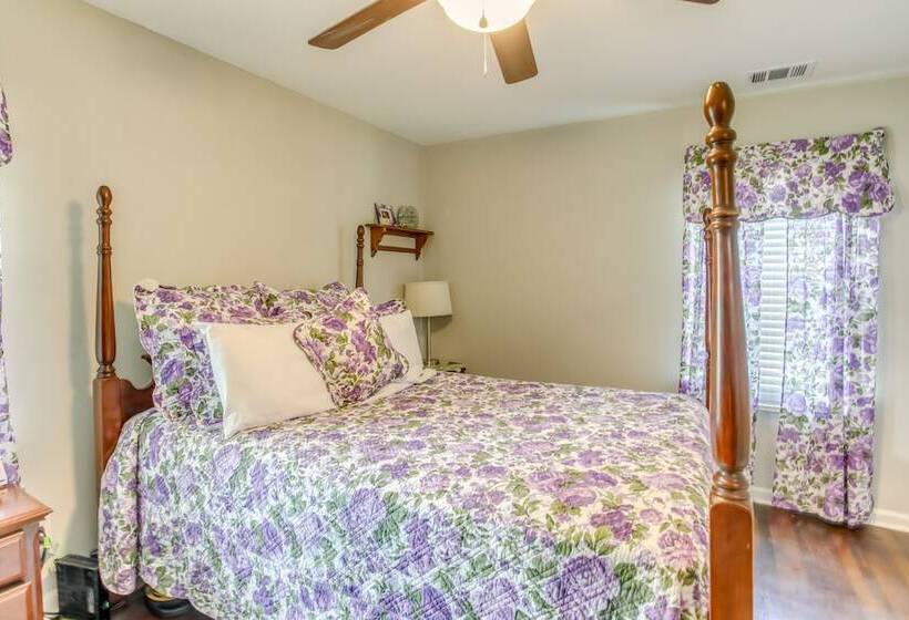 Cozy Marion Home: Fenced Yard, Near Downtown!