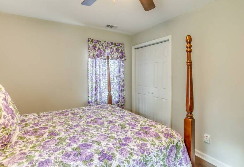 Cozy Marion Home: Fenced Yard, Near Downtown!