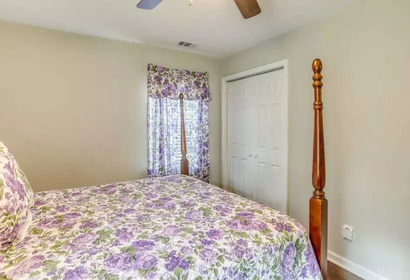 Cozy Marion Home: Fenced Yard, Near Downtown!