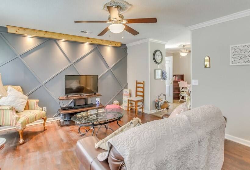 Cozy Marion Home: Fenced Yard, Near Downtown!