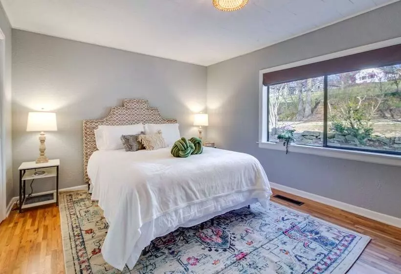 Henderson Cabin W/ Deck & Scenic Lake Views!