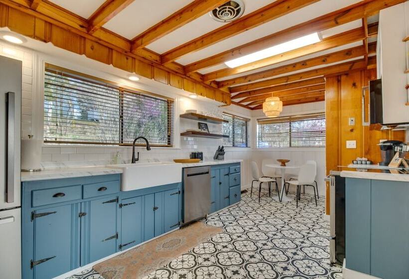 Henderson Cabin W/ Deck & Scenic Lake Views!