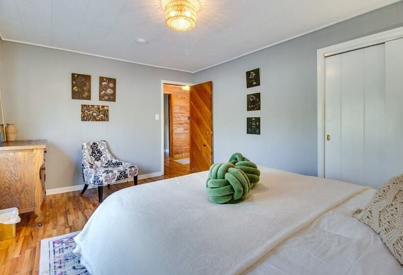 Henderson Cabin W/ Deck & Scenic Lake Views!