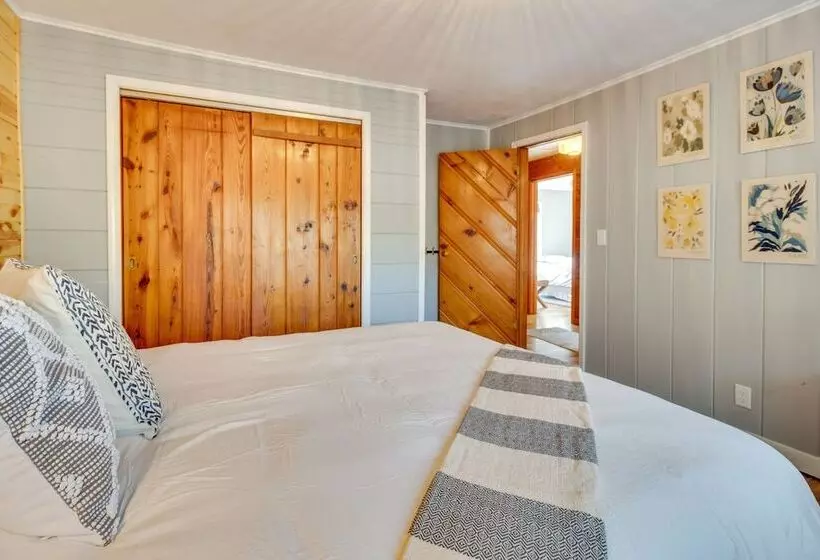 Henderson Cabin W/ Deck & Scenic Lake Views!