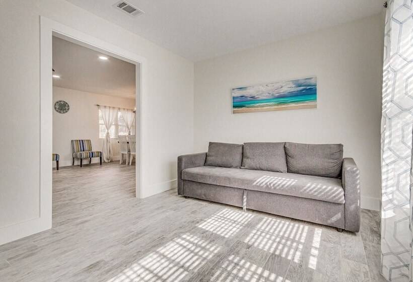 Modern Pensacola Home ~ 6 Mi To Beach!