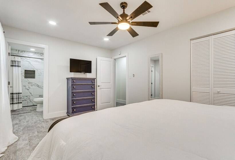 Modern Pensacola Home ~ 6 Mi To Beach!