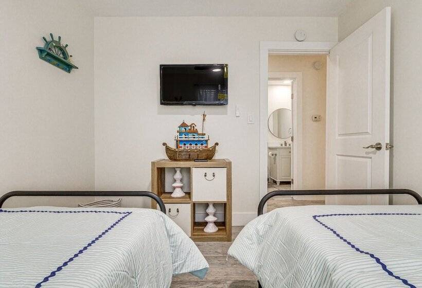 Modern Pensacola Home ~ 6 Mi To Beach!