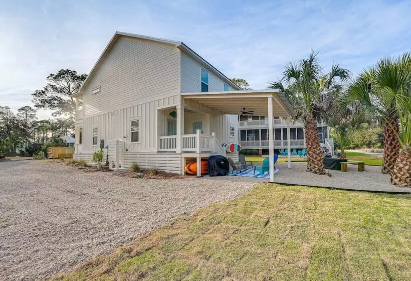 Peaceful Carrabelle Home W/ Pool & Beach Access!