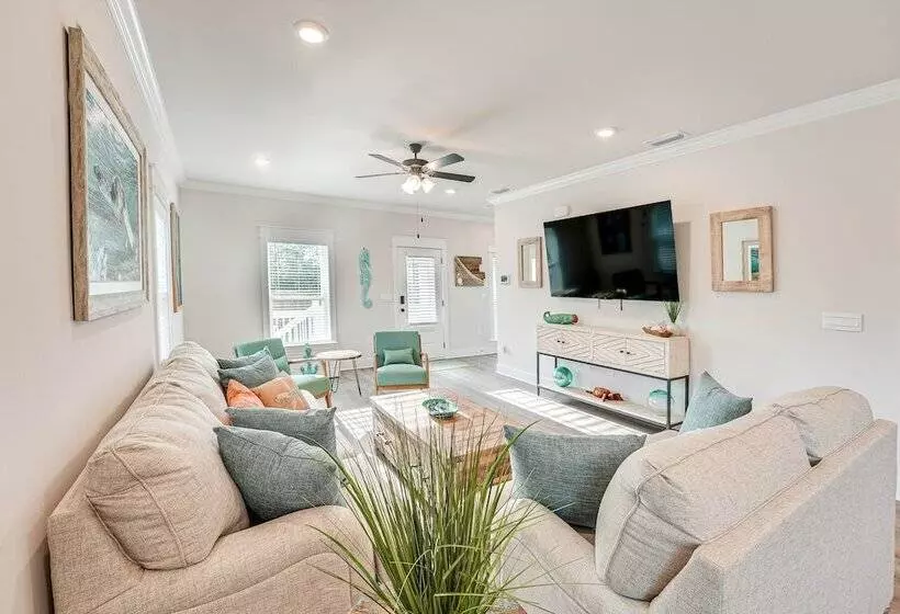 Peaceful Carrabelle Home W/ Pool & Beach Access!