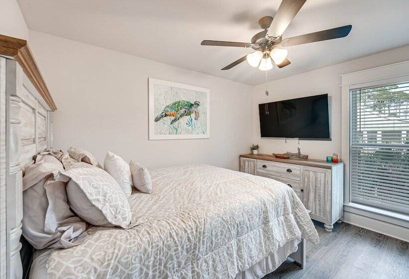 Peaceful Carrabelle Home W/ Pool & Beach Access!