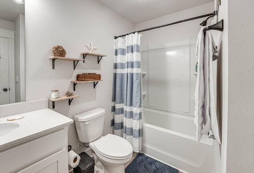 Peaceful Carrabelle Home W/ Pool & Beach Access!