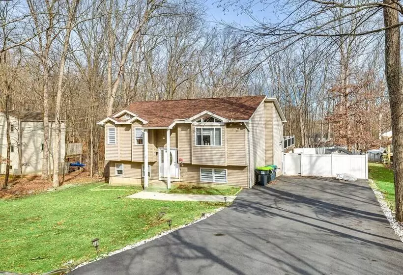 Poconos Home W/ Private Pool, Hot Tub & Sauna!