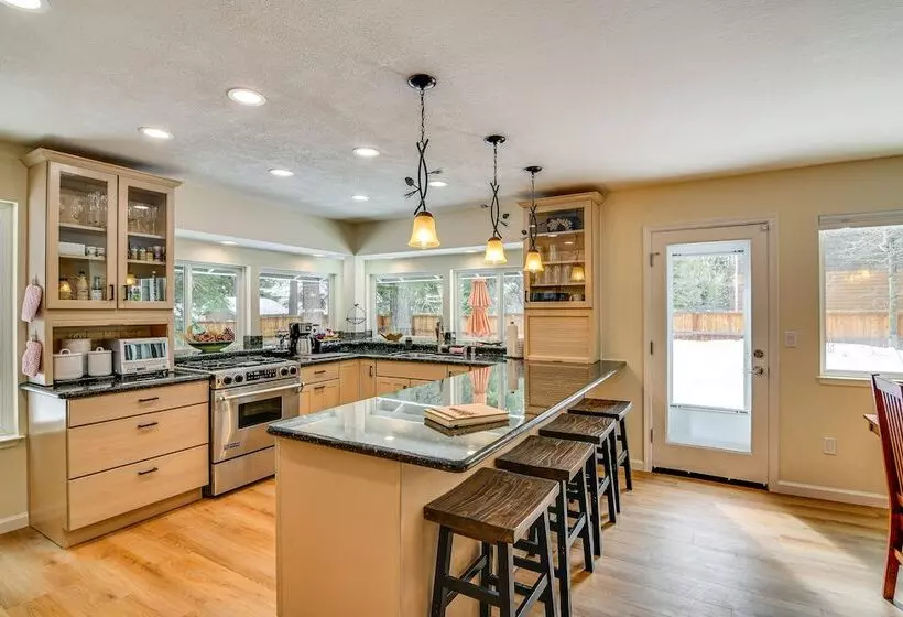 Serene Nevada Retreat W/ Deck, Grill & Hot Tub!