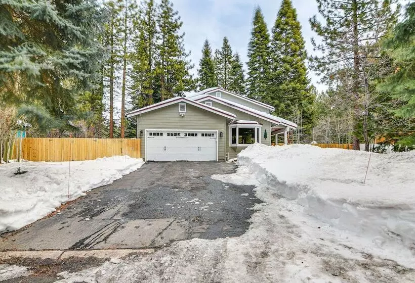Serene Nevada Retreat W/ Deck, Grill & Hot Tub!