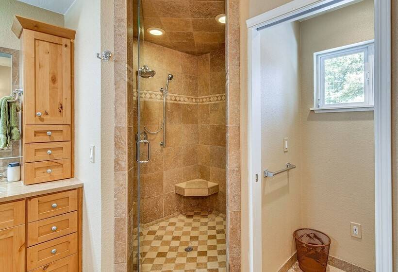 Serene Nevada Retreat W/ Deck, Grill & Hot Tub!