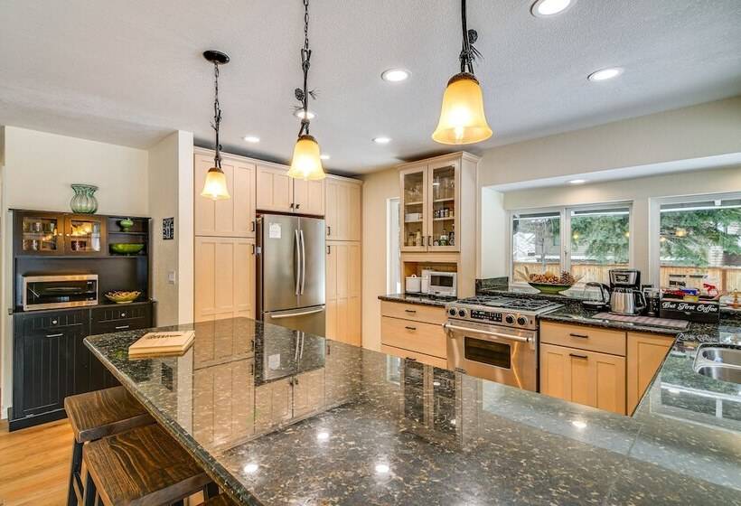 Serene Nevada Retreat W/ Deck, Grill & Hot Tub!