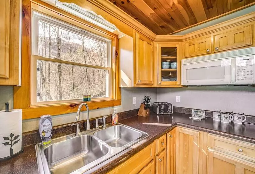 Bryson City Cabin W/ Stunning Views & Hot Tub!