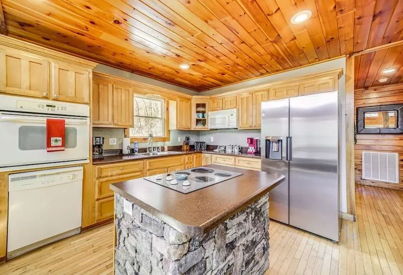 Bryson City Cabin W/ Stunning Views & Hot Tub!