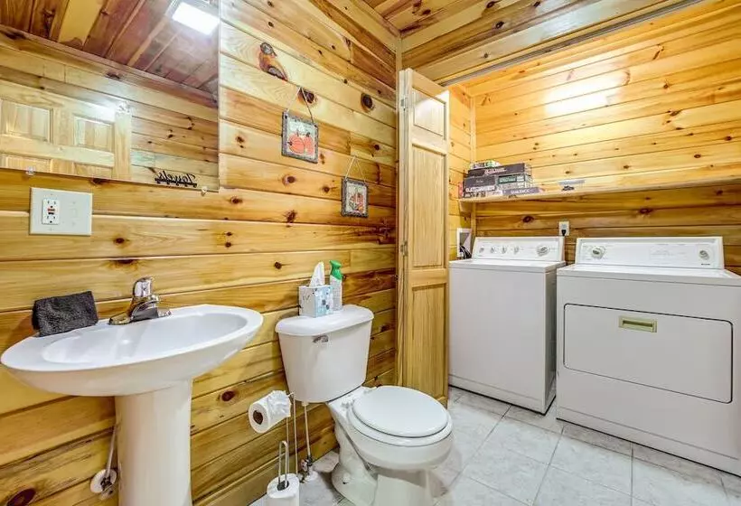 Bryson City Cabin W/ Stunning Views & Hot Tub!