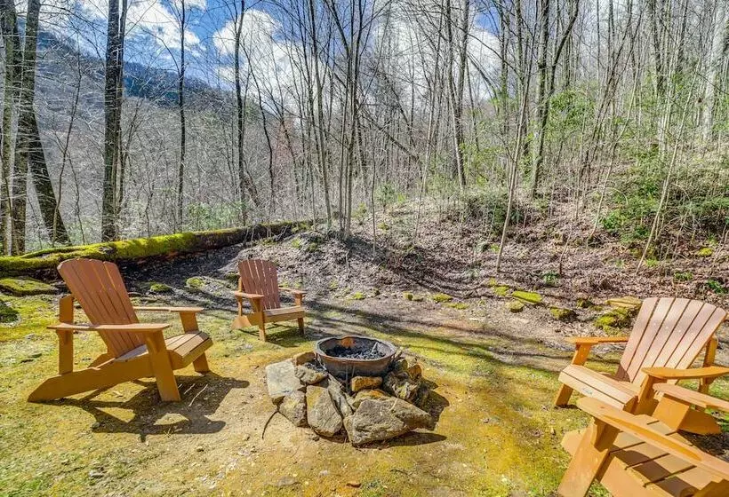 Bryson City Cabin W/ Stunning Views & Hot Tub!