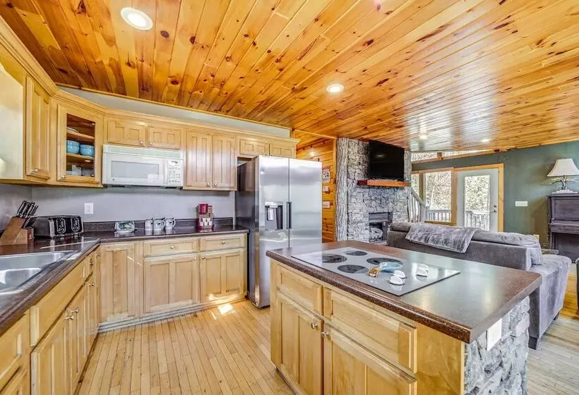 Bryson City Cabin W/ Stunning Views & Hot Tub!