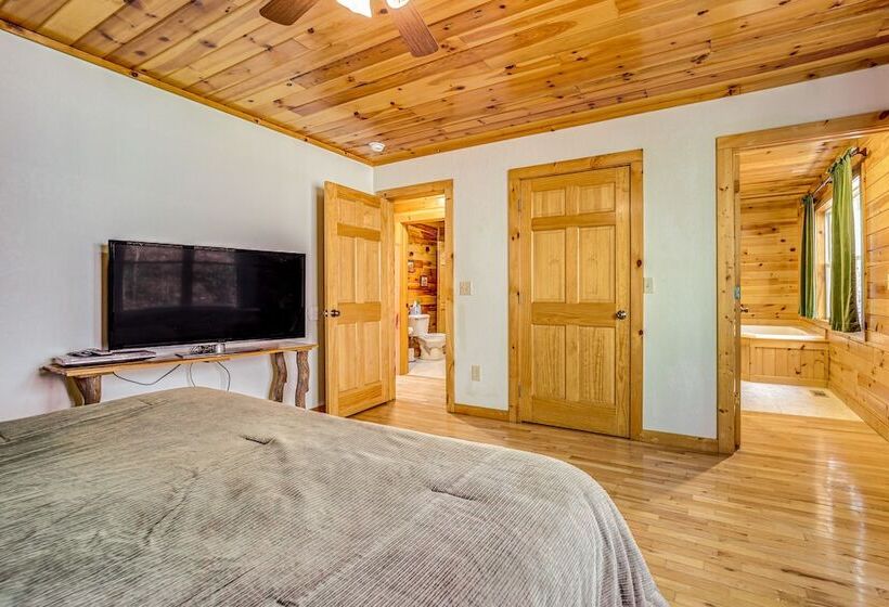 Bryson City Cabin W/ Stunning Views & Hot Tub!