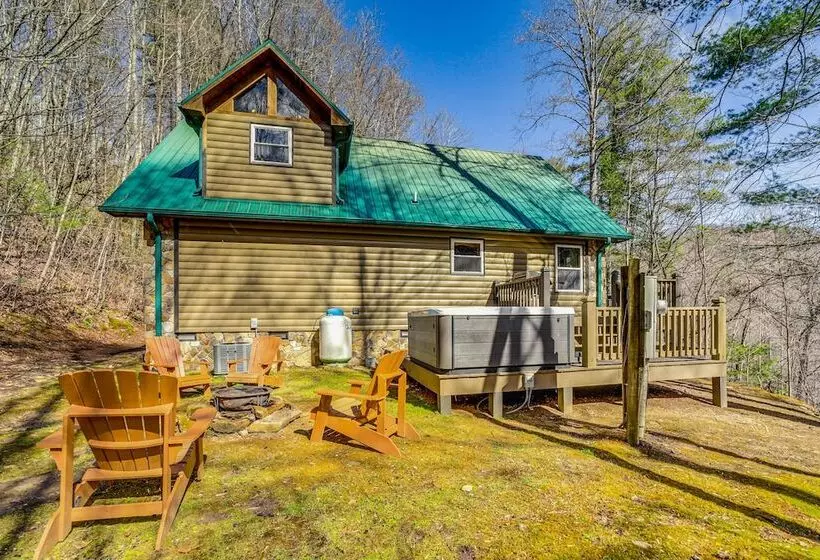 Bryson City Cabin W/ Stunning Views & Hot Tub!
