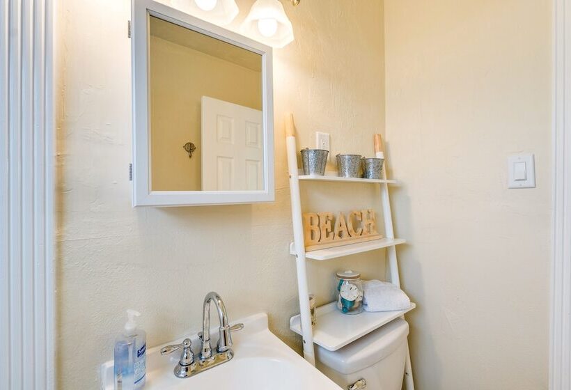 4 Mi To Beach: Charming Port Charlotte Home!