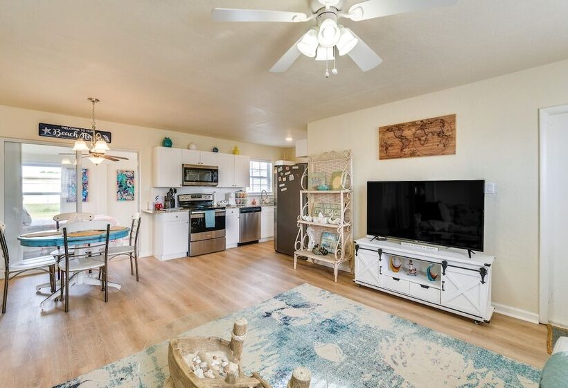 4 Mi To Beach: Charming Port Charlotte Home!