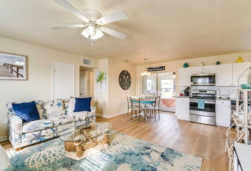4 Mi To Beach: Charming Port Charlotte Home!