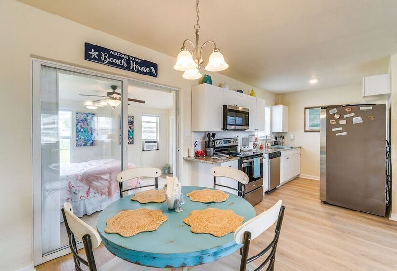 4 Mi To Beach: Charming Port Charlotte Home!