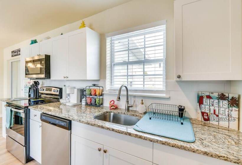 4 Mi To Beach: Charming Port Charlotte Home!