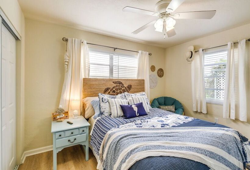 4 Mi To Beach: Charming Port Charlotte Home!