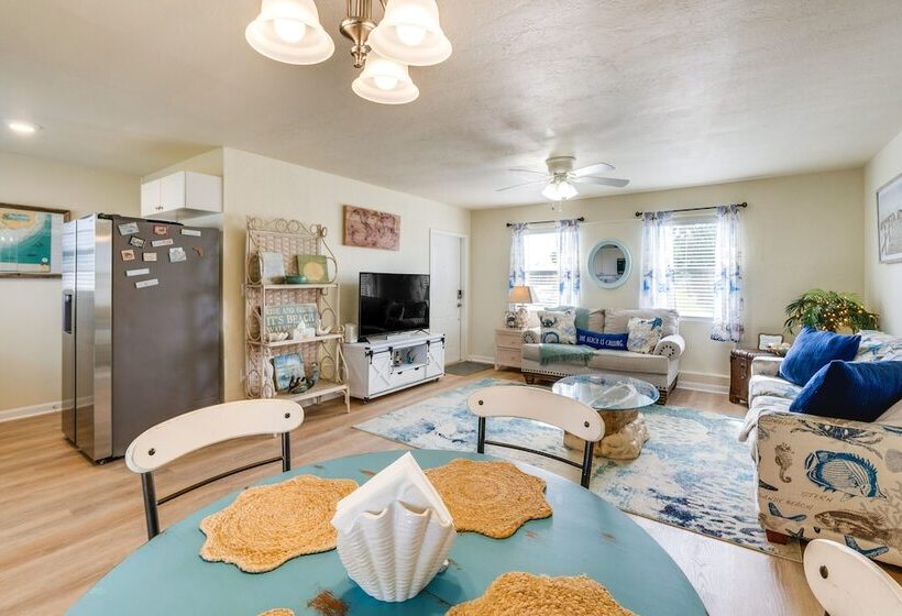 4 Mi To Beach: Charming Port Charlotte Home!