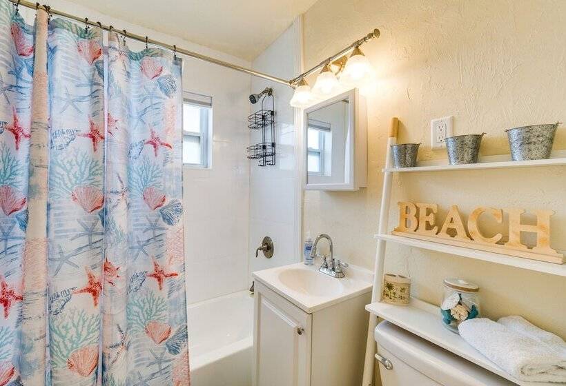 4 Mi To Beach: Charming Port Charlotte Home!